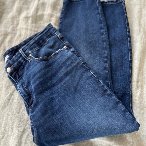 Good American Good Waist Crop 16 - Picture 10 of 16